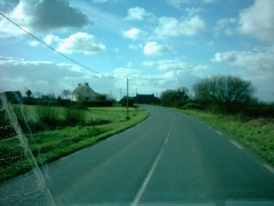 Landstrasse in der Normandie in Frankreich